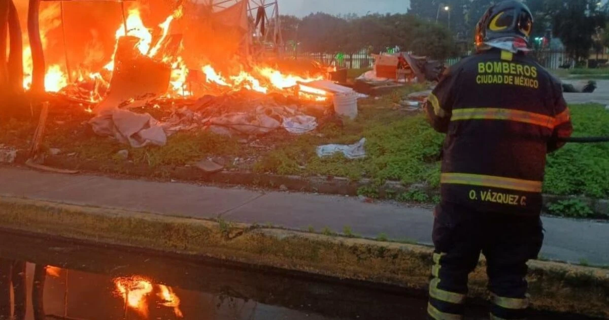 Incendio sorprende a la colonia Santa María Aztahuacan, Iztapalapa, esta mañana