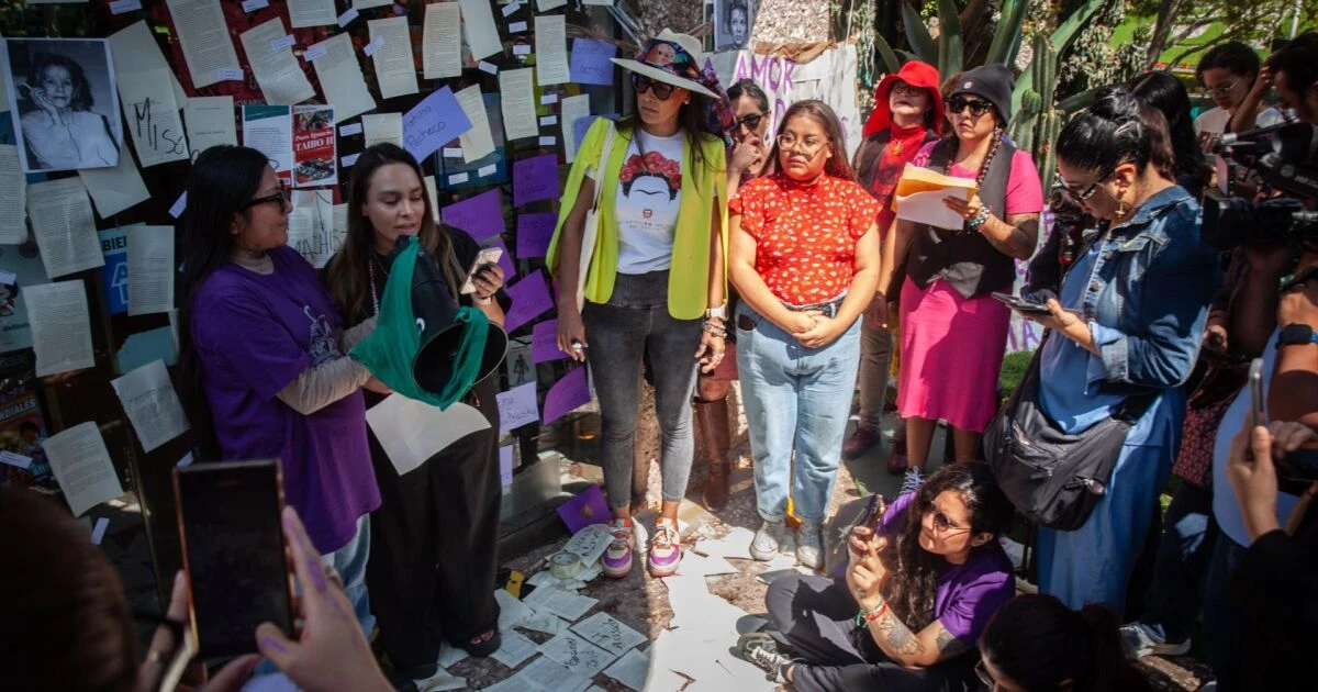 Protestan mujeres en el Fondo de Cultura contra dichos de Paco Ignacio Taibo II