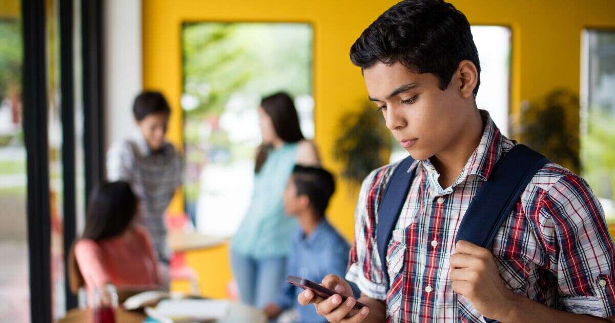 De Francia a Querétaro, crece la batalla contra el celular en las aulas