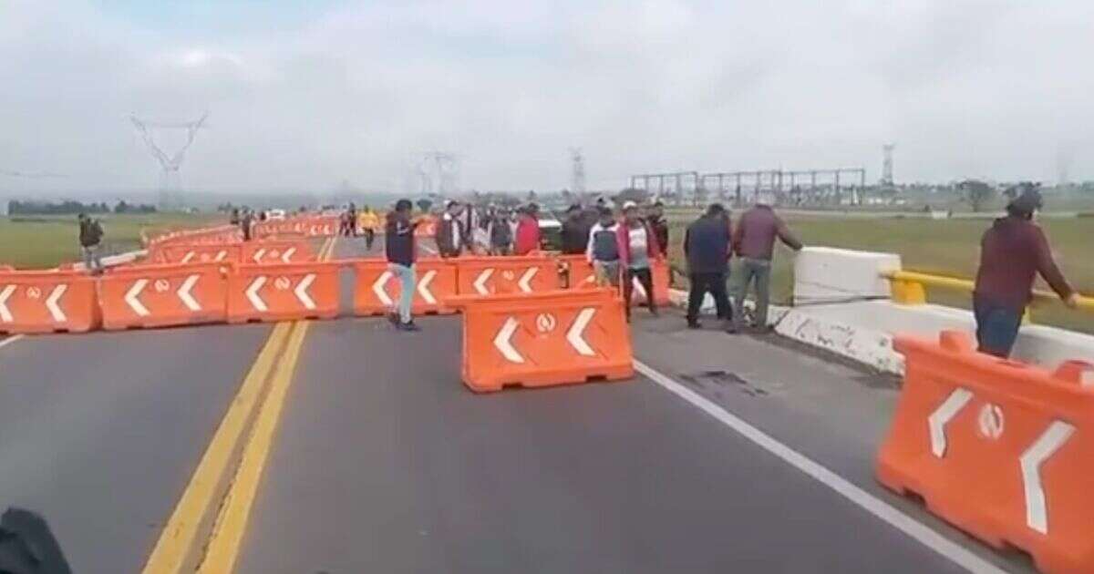 Taxistas bloquean la autopista Toluca-Zitácuaro