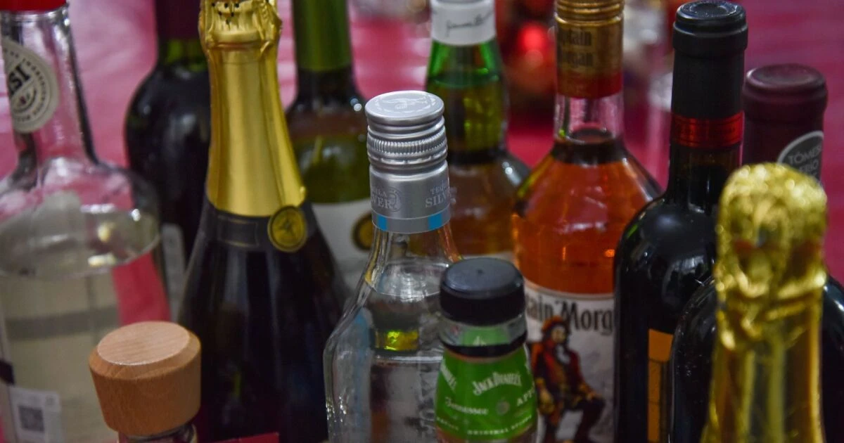 ONG y legisladores piden advertir sobre riesgo de cáncer en botellas de bebidas alcohólicas
