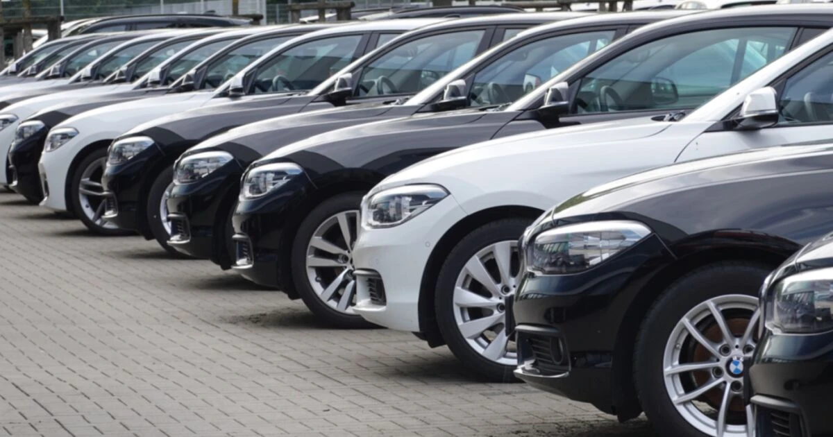 Mercado automotriz. Estados Unidos mete freno y México acelera