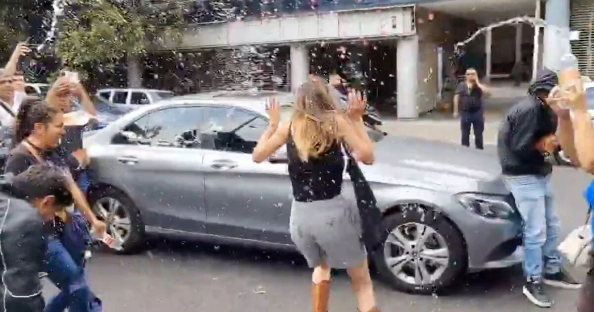 Agreden a “Lady Racista” al salir de audiencia en CDMX; perdió hasta la bolsa