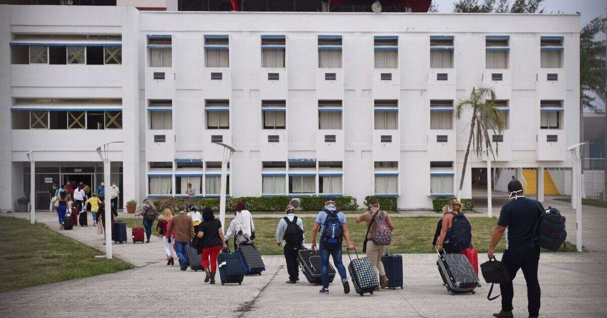 Médicos cubanos, la costosa opción de la 4T ante el déficit de personal de salud