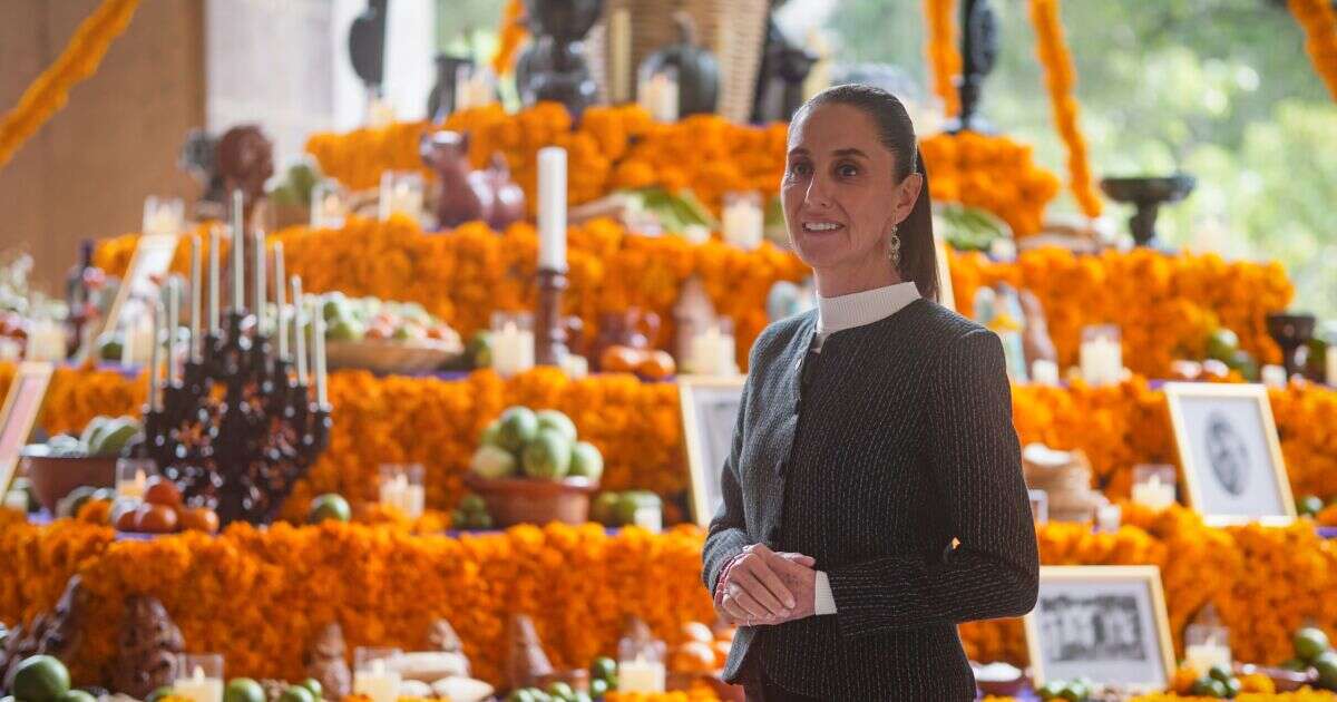 Sheinbaum dedica ofrenda de Palacio Nacional a heroínas de la Patria