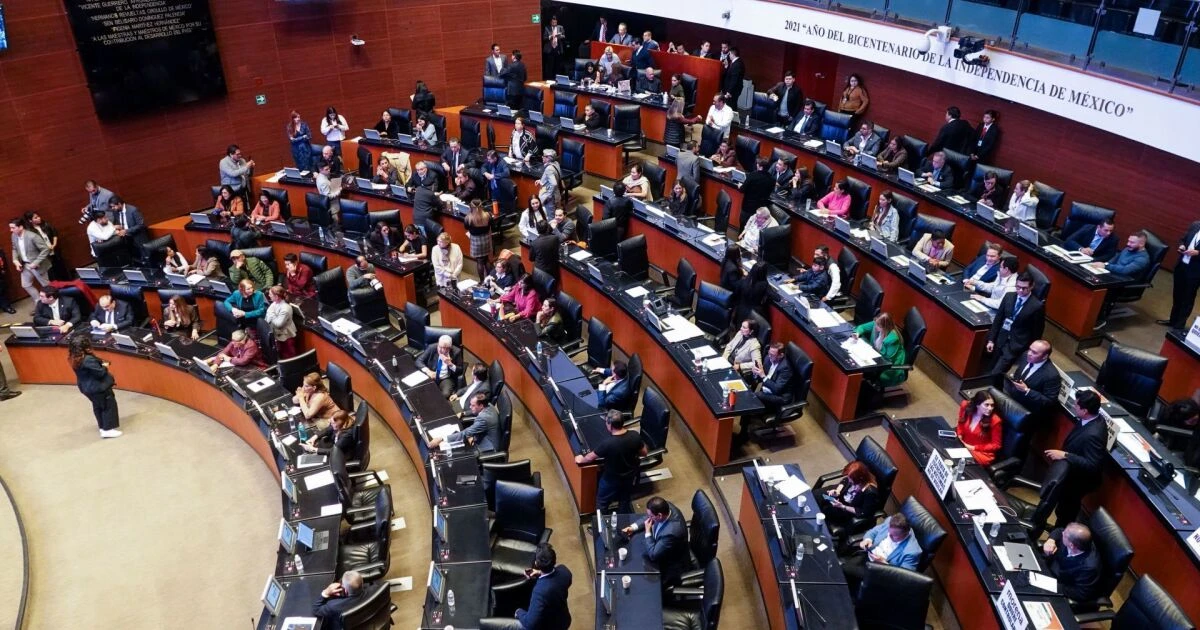 En nueve días, legisladores avalan reformas a 25 leyes