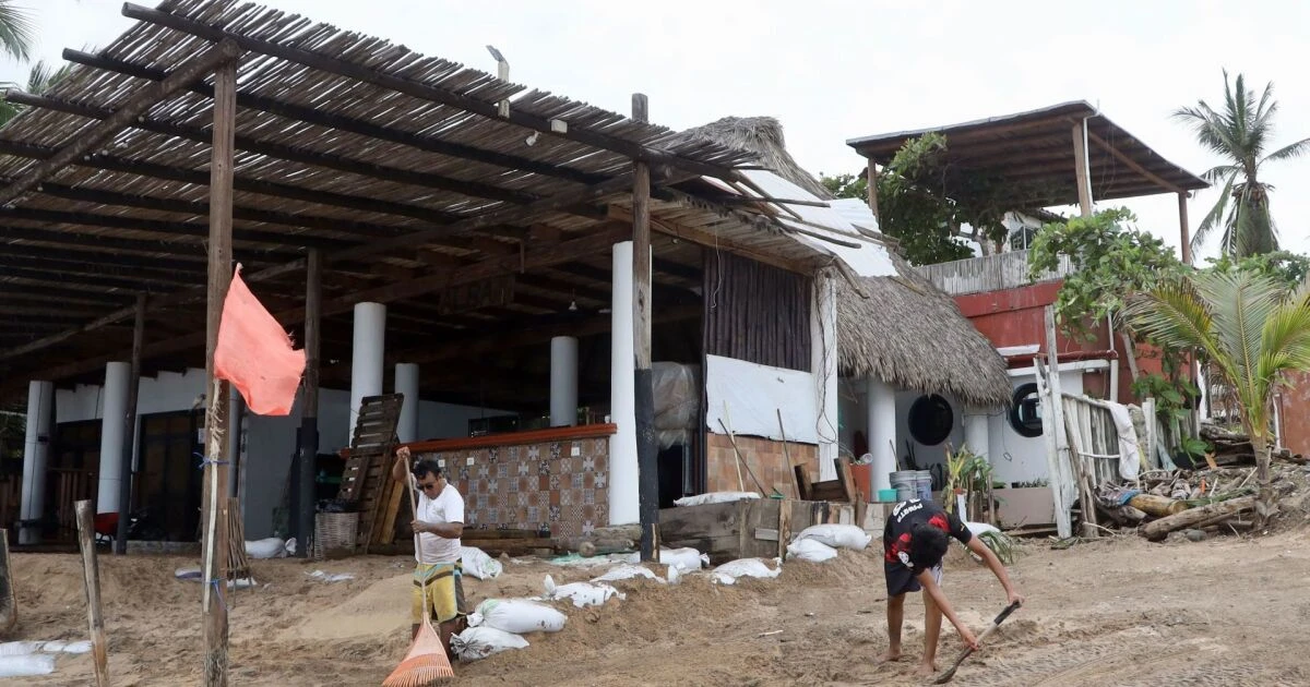 Sheinbaum visita a damnificados que dejó “Erick” en Oaxaca