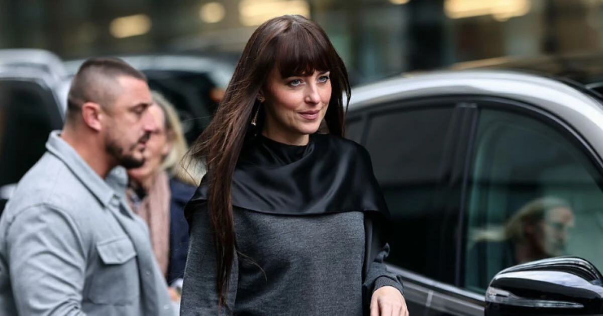 Dakota Johnson y Anne Hathaway comparten créditos -y un beso- en 'Verity'