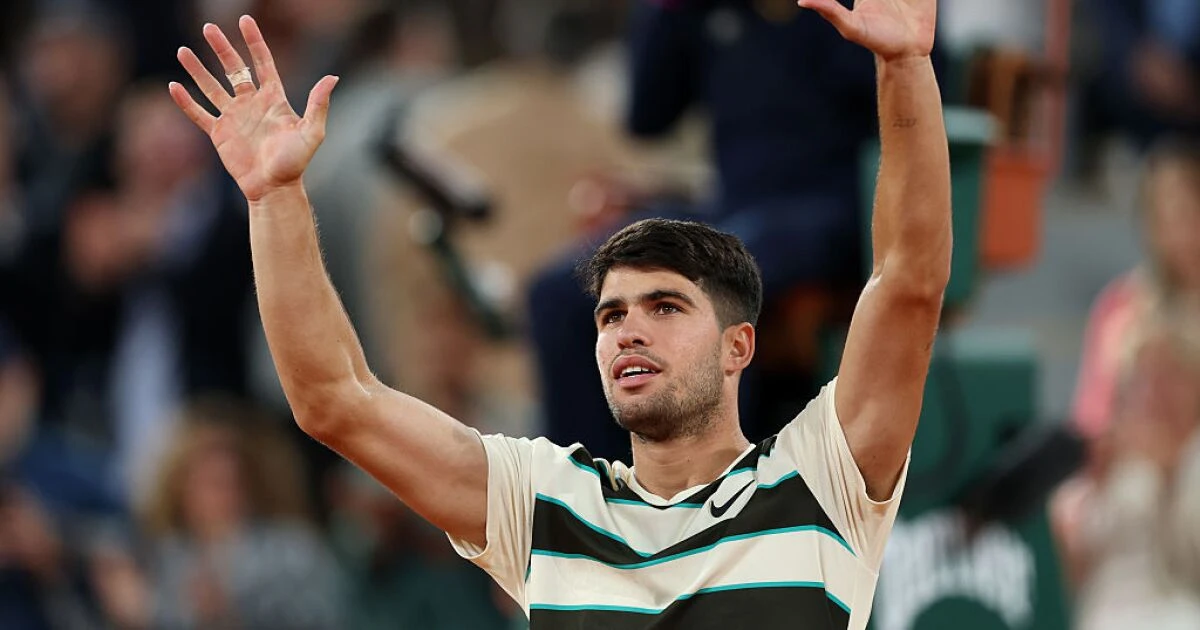 Alcaraz hace un breve homenaje a Nadal antes de ganar en semis de Roland Garros