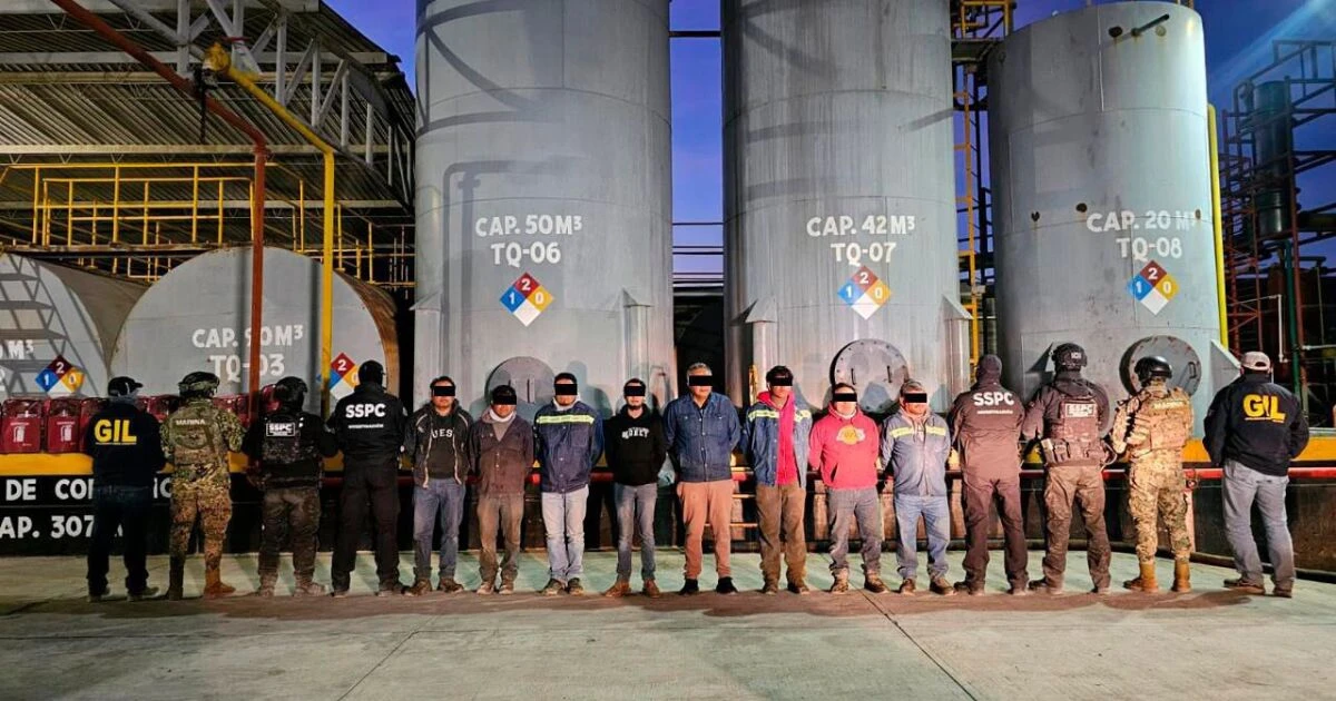 Detienen a ocho hombres y aseguran 250,000 litros de hidrocarburo en Veracruz