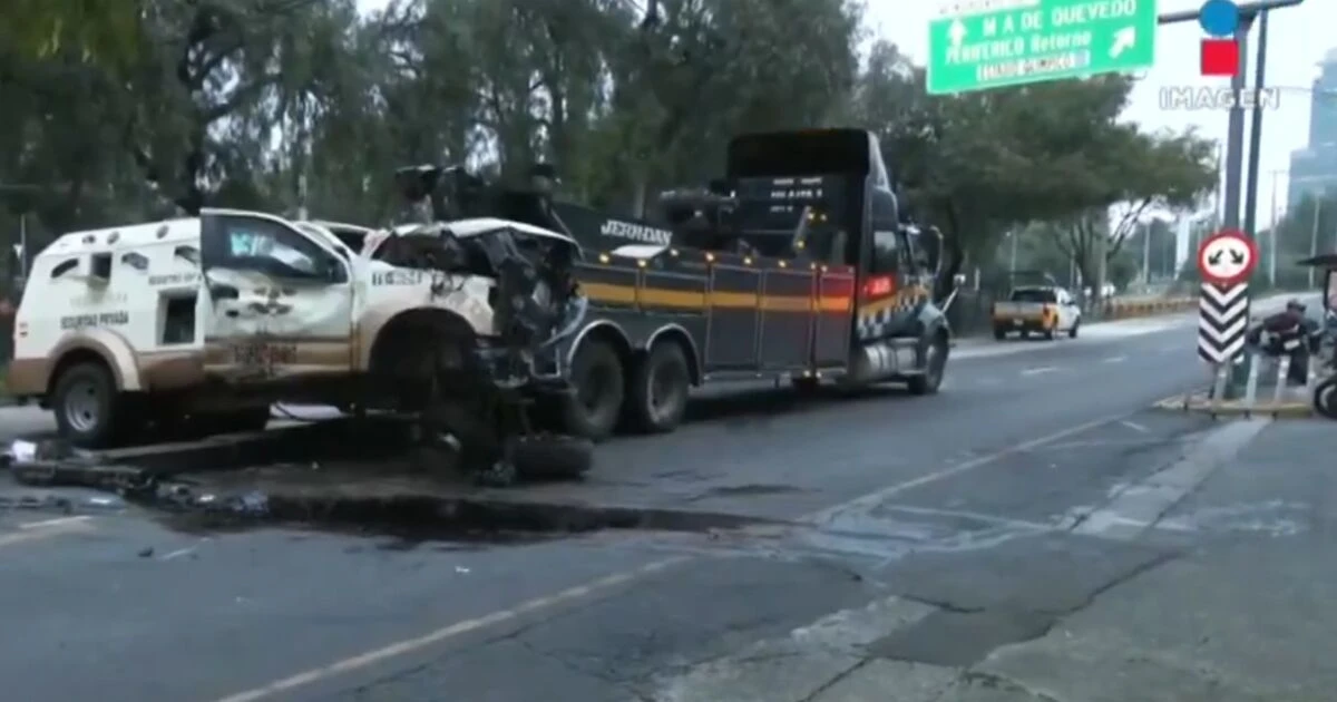 Caos en Insurgentes Sur por volcadura y error de una unidad del Metrobús