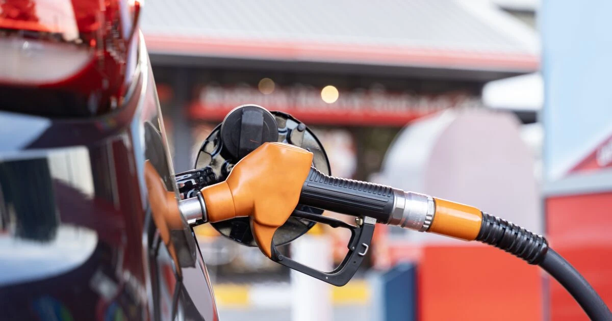 Por qué tu auto tiene la tapa de gasolina del lado izquierdo o derecho