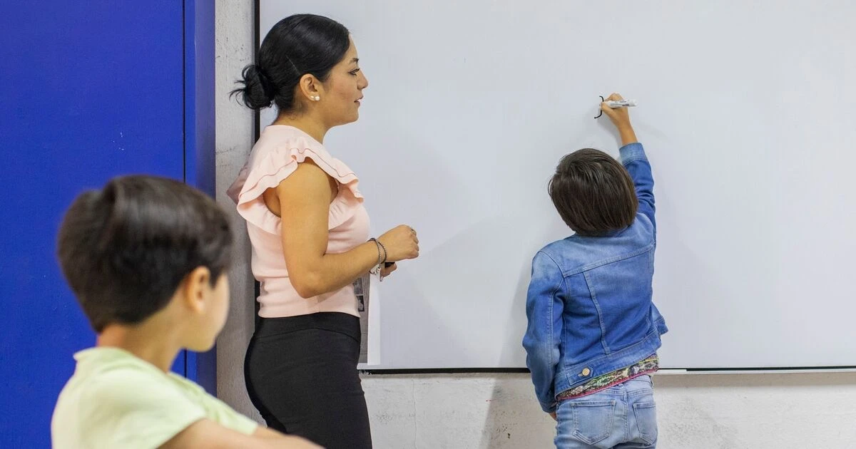 ¿A partir de cuándo pagan el incremento salarial a los maestros de 2025?