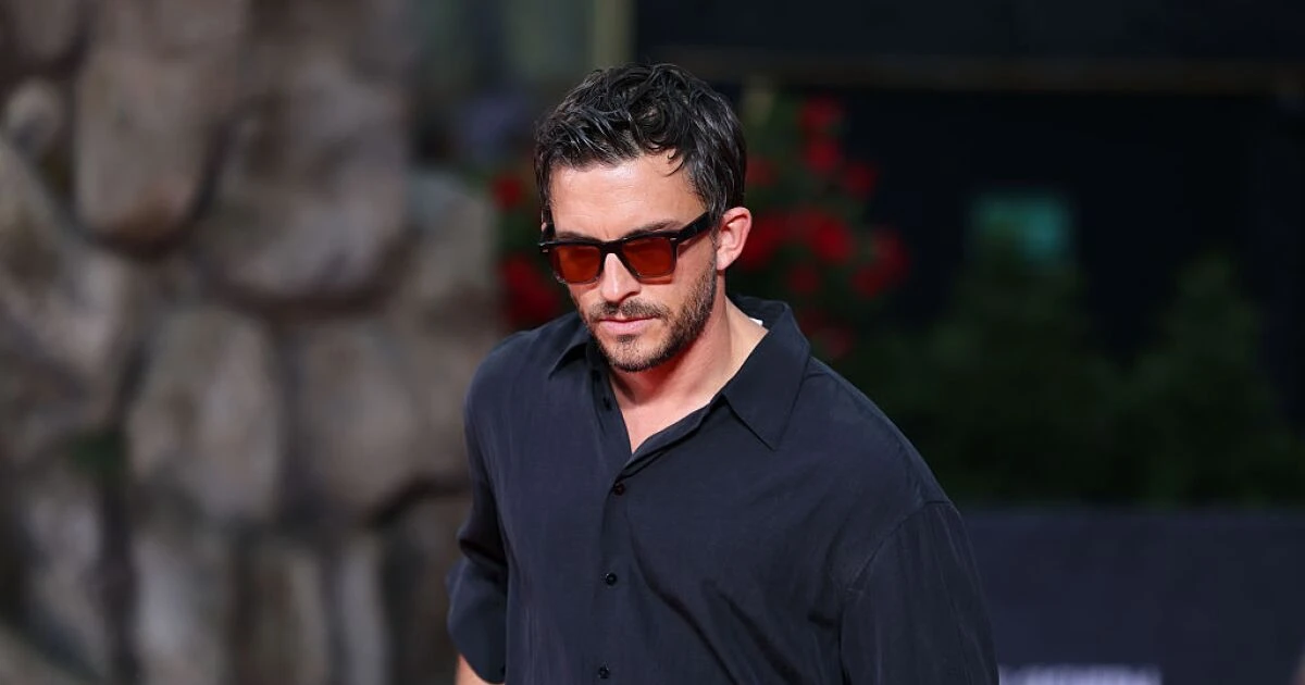 Jonathan Bailey, el primer actor gay nombrado el hombre más sexy del mundo