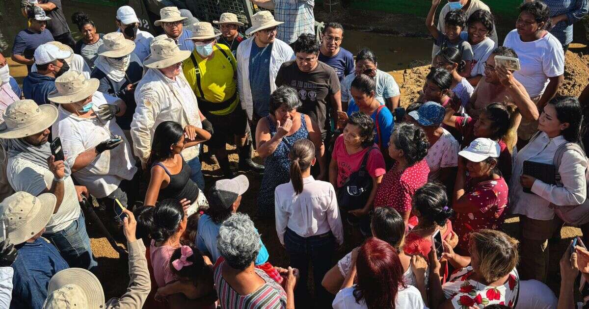 Sheinbaum recorre colonia afectada por huracán en Acapulco