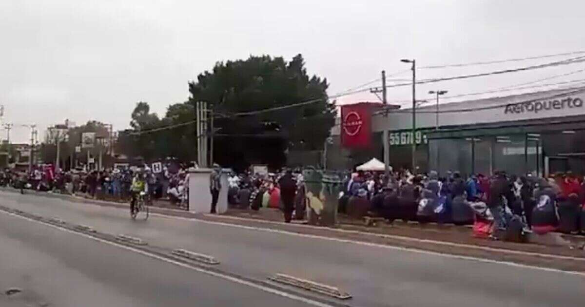 Integrantes de la CNTE bloquean accesos al aeropuerto de la CDMX