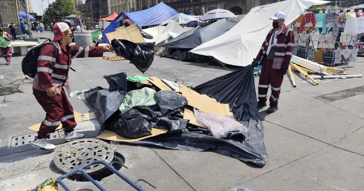 Zócalo de la CDMX amanece limpio tras 24 días de plantón de la CNTE