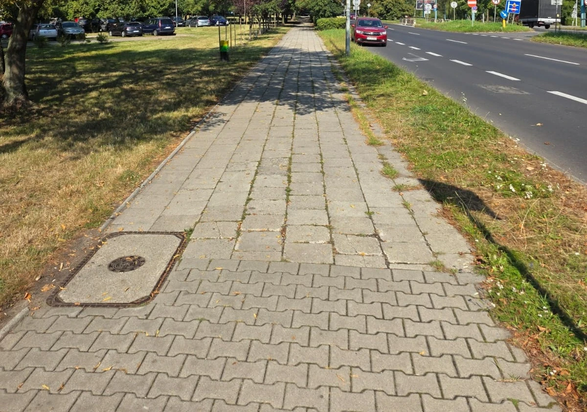 Przebudowa chodnika przy ul. Chorzowskiej w Katowicach. Prace potrwają do końca września