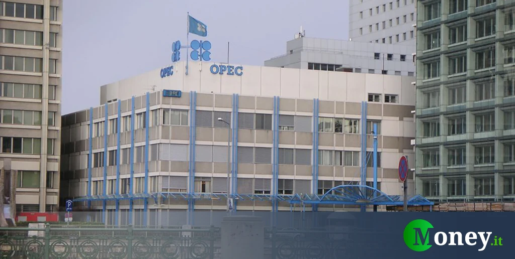 Petrolio, OPEC sforbicia previsioni domanda per i prossimi 4 anni. Focus prezzi anche con rumor