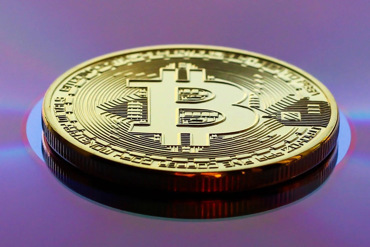 Bitcoin non riesce a risalire. Quattro settimane di ribassi e un pattern che ricorda il 2022