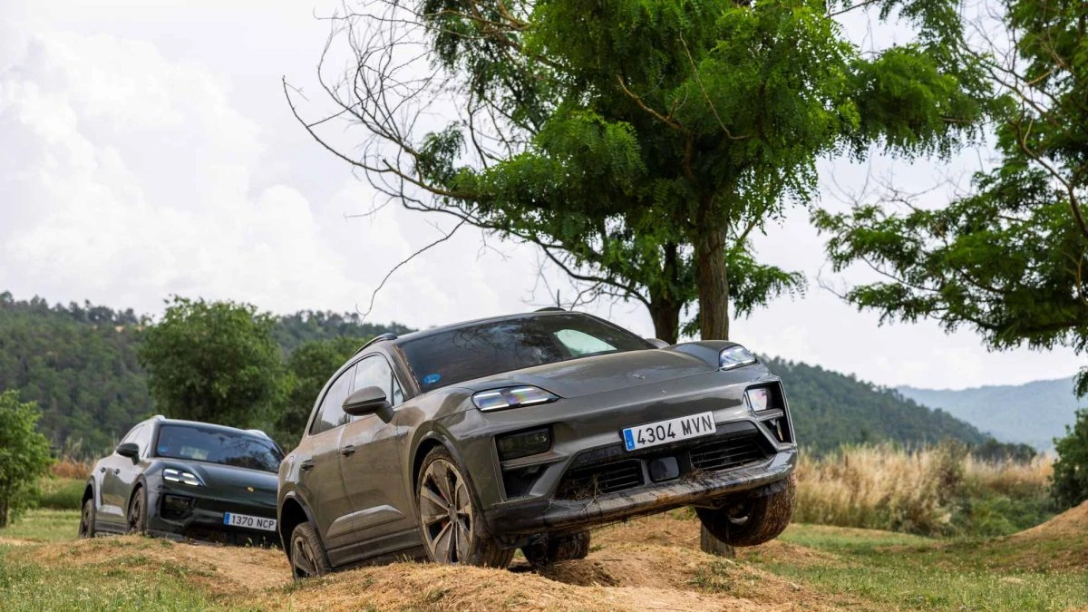 Salimos de ruta por campo con el Porsche Macan eléctrico y la experiencia sorprenderá a muchos