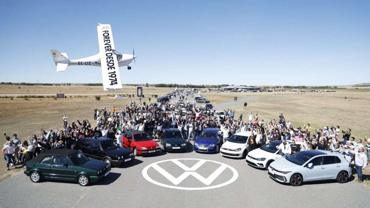 Más de 2.000 aficionados celebran el 50 cumpleaños del Volkswagen Golf