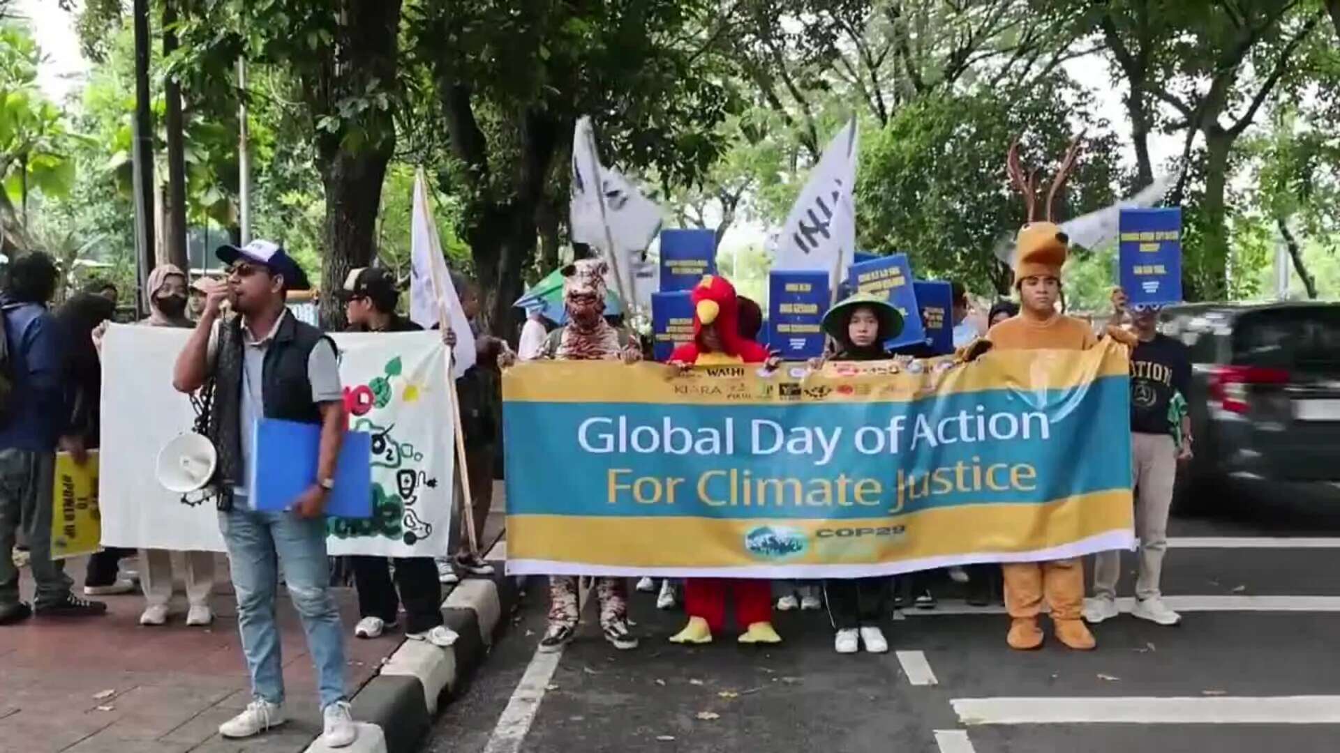 Activistas exigen acciones concretas contra el cambio climático en Yakarta mientras sigue la COP29 de Bakú