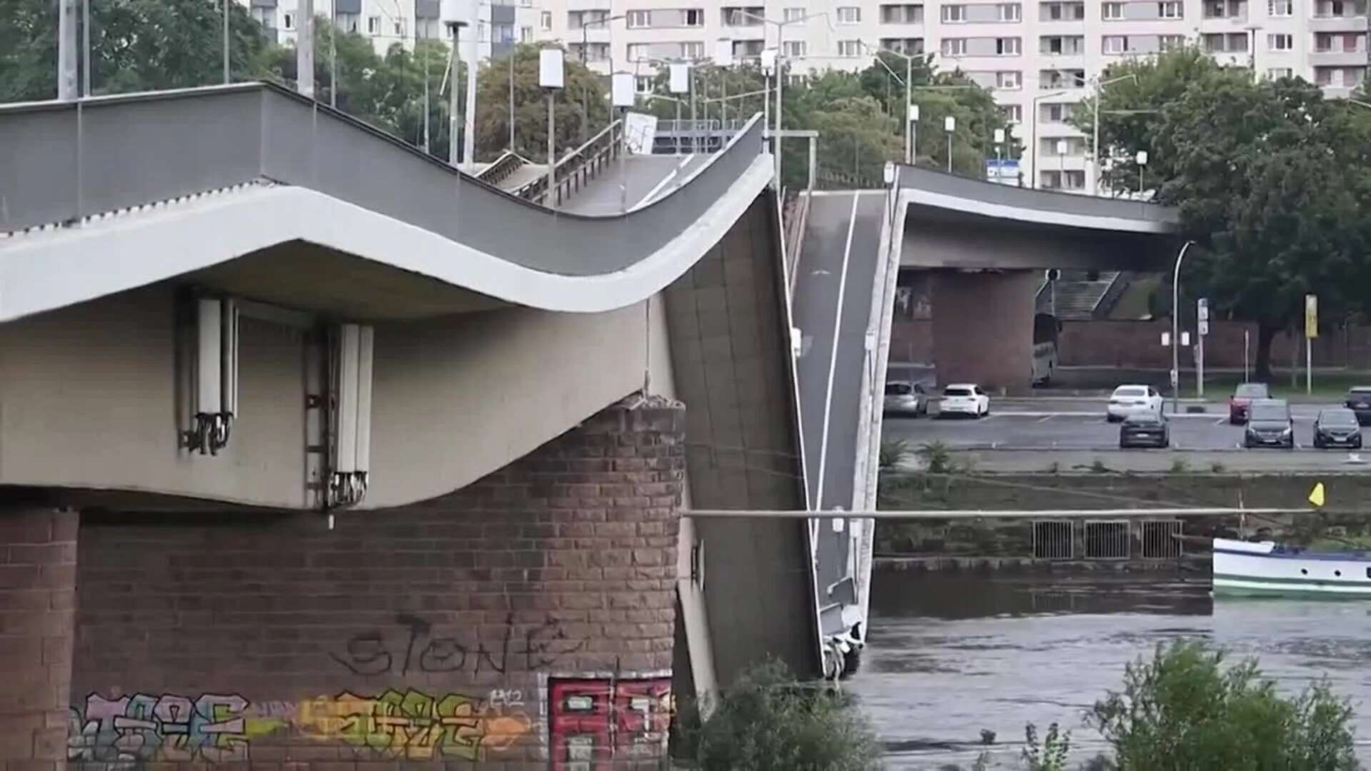 Un puente de la ciudad alemana de Dresde se derrumba parcialmente sobre el río Elba