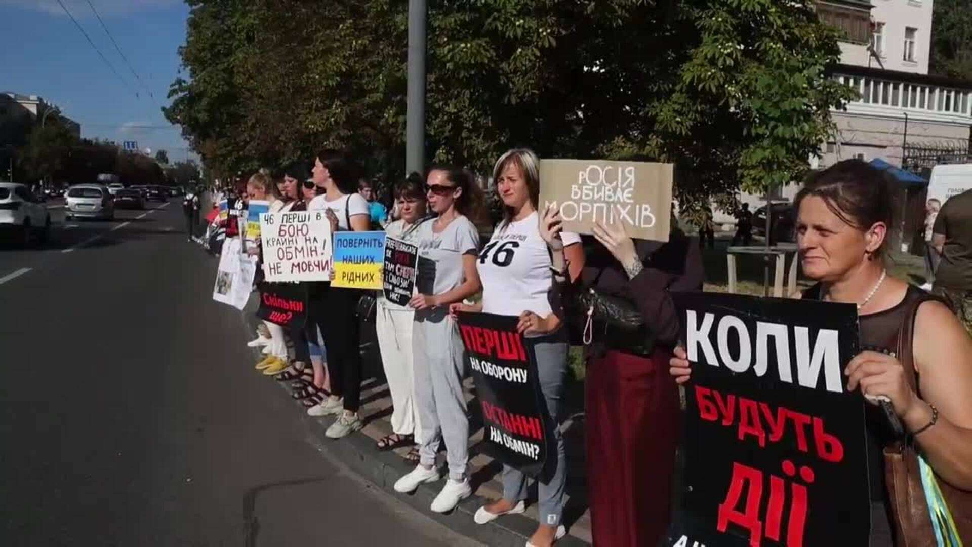 Protestan en Kiev para exigir respuestas sobre los civiles y prisioneros desaparecidos durante la invasión rusa