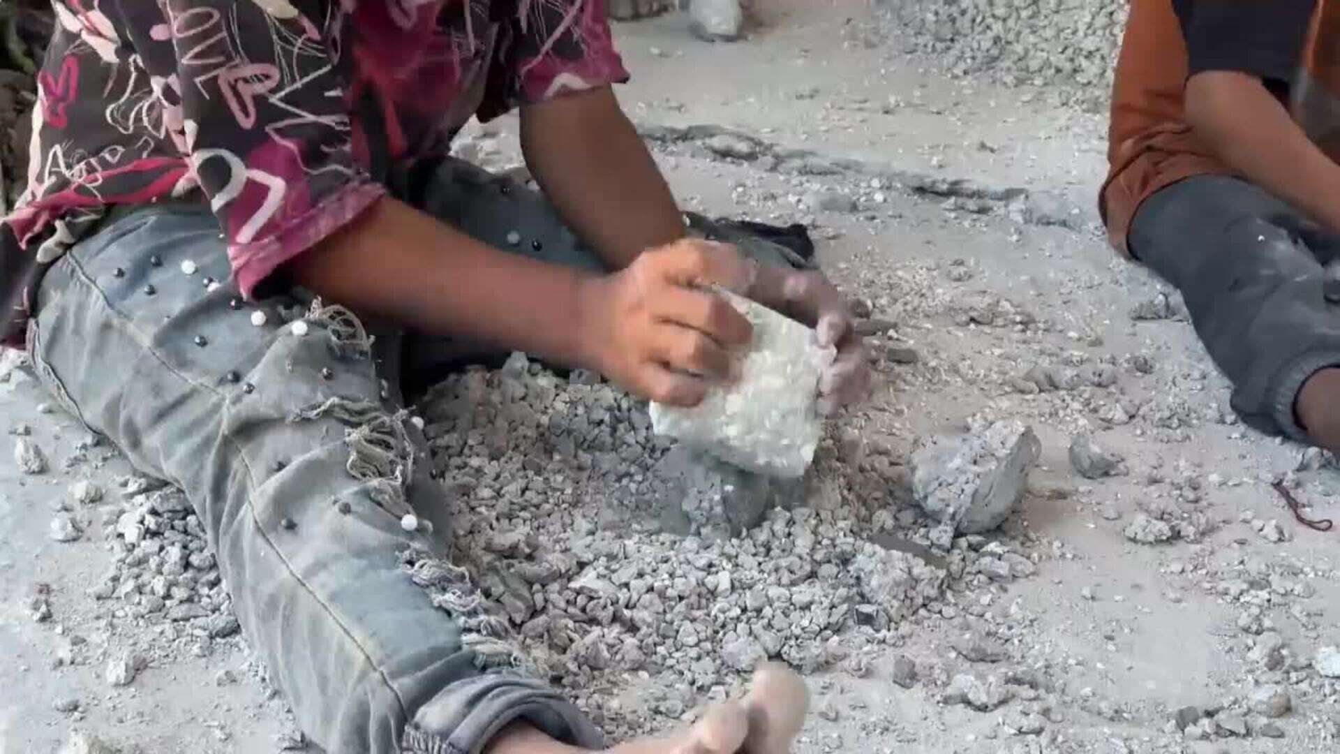 Elaboración de lápidas con piedras de casas destruidas por Israel, el nuevo oficio en Gaza