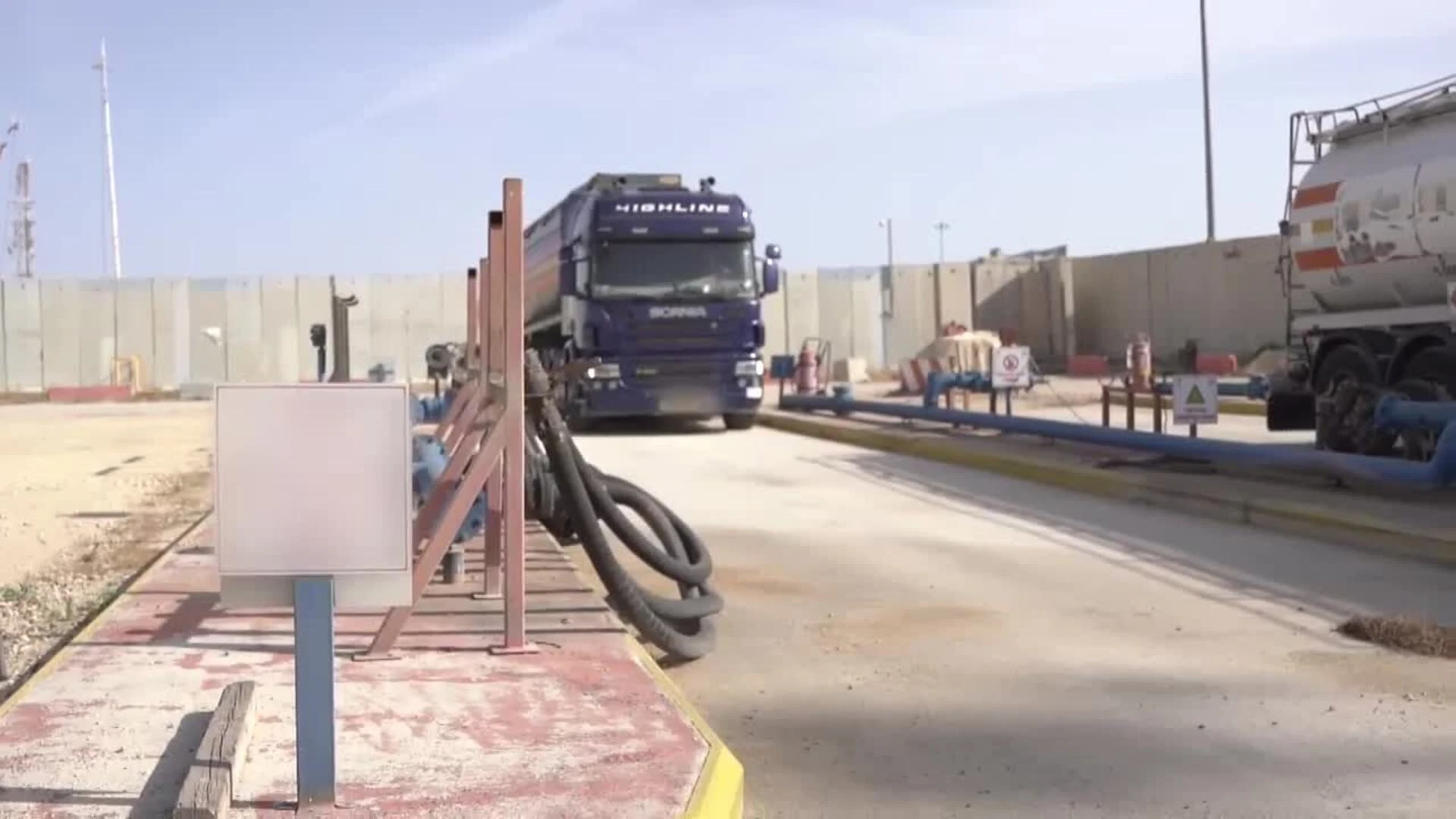 El ejército israelí distribuye imágenes con la entrada de combustible en el paso de Kerem Shalom hacia Gaza