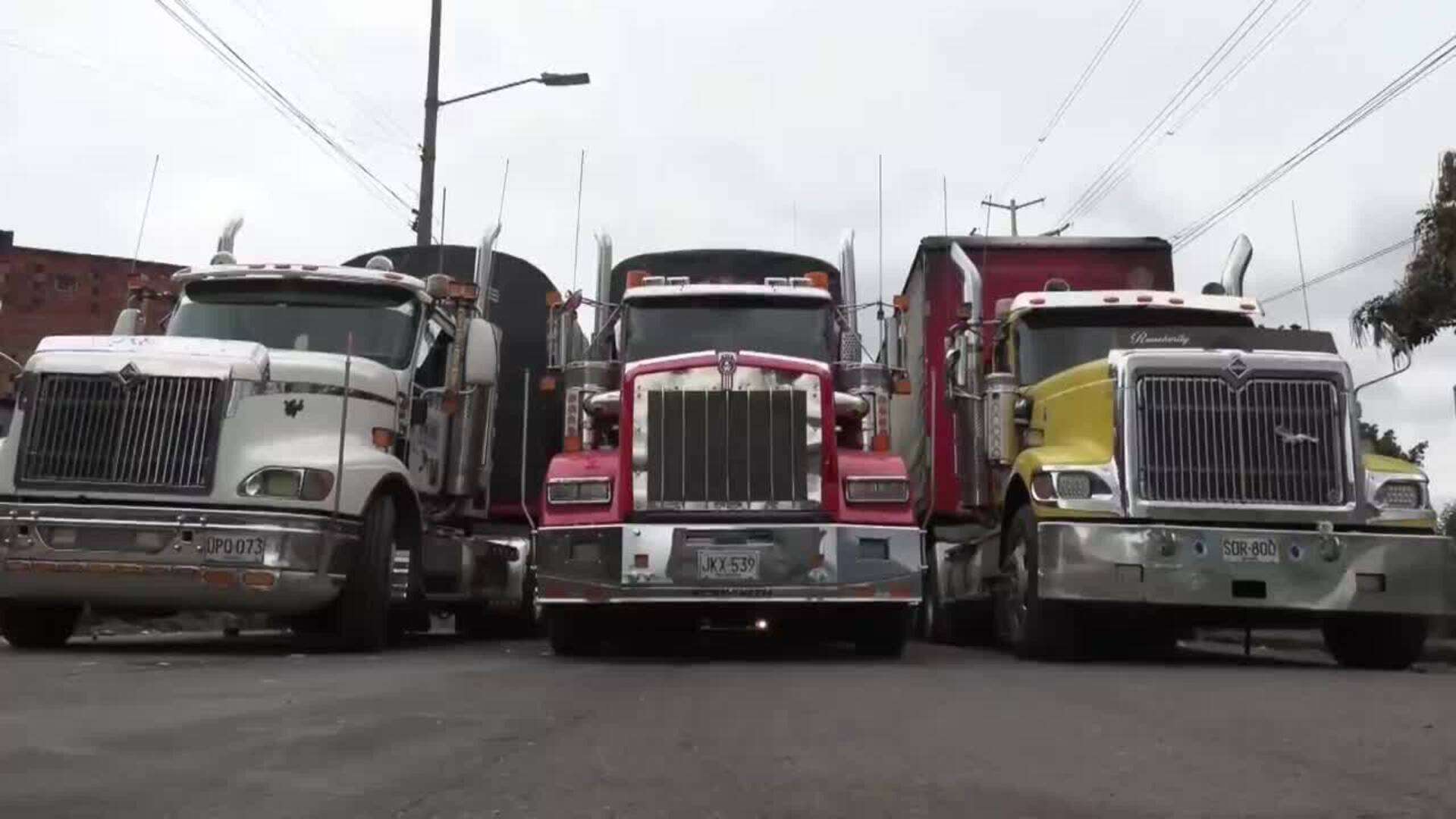 La Policía comienza a despejar vías bloqueadas en cuarto día de paro camionero en Colombia