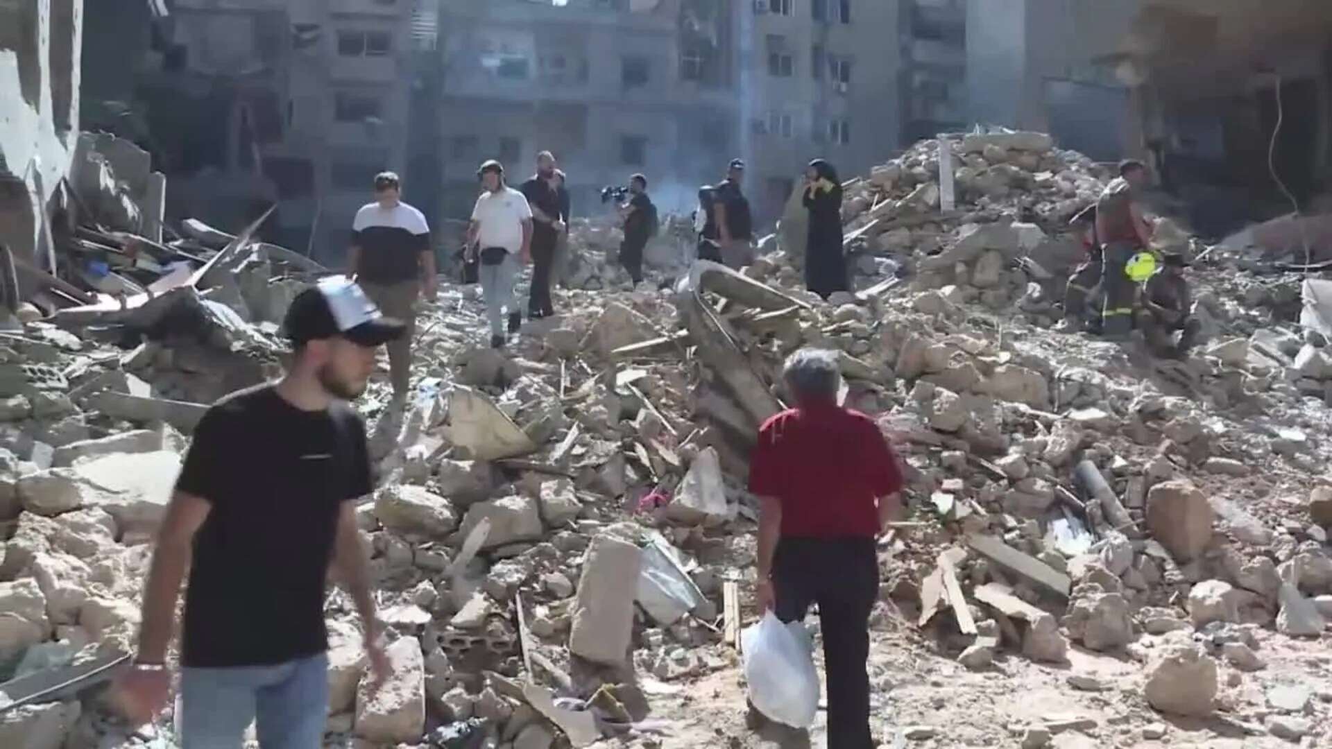 Un operativo de rescate busca supervivientes entre los restos del edificio colapsado atacado por Israel