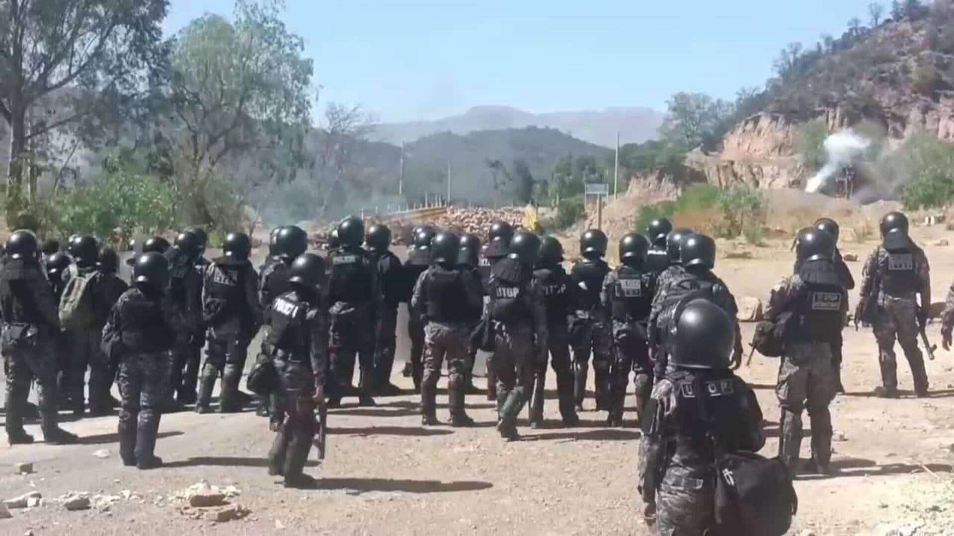 Policías y militares bolivianos desbloquean carreteras tomadas por 'evistas' en Cochabamba