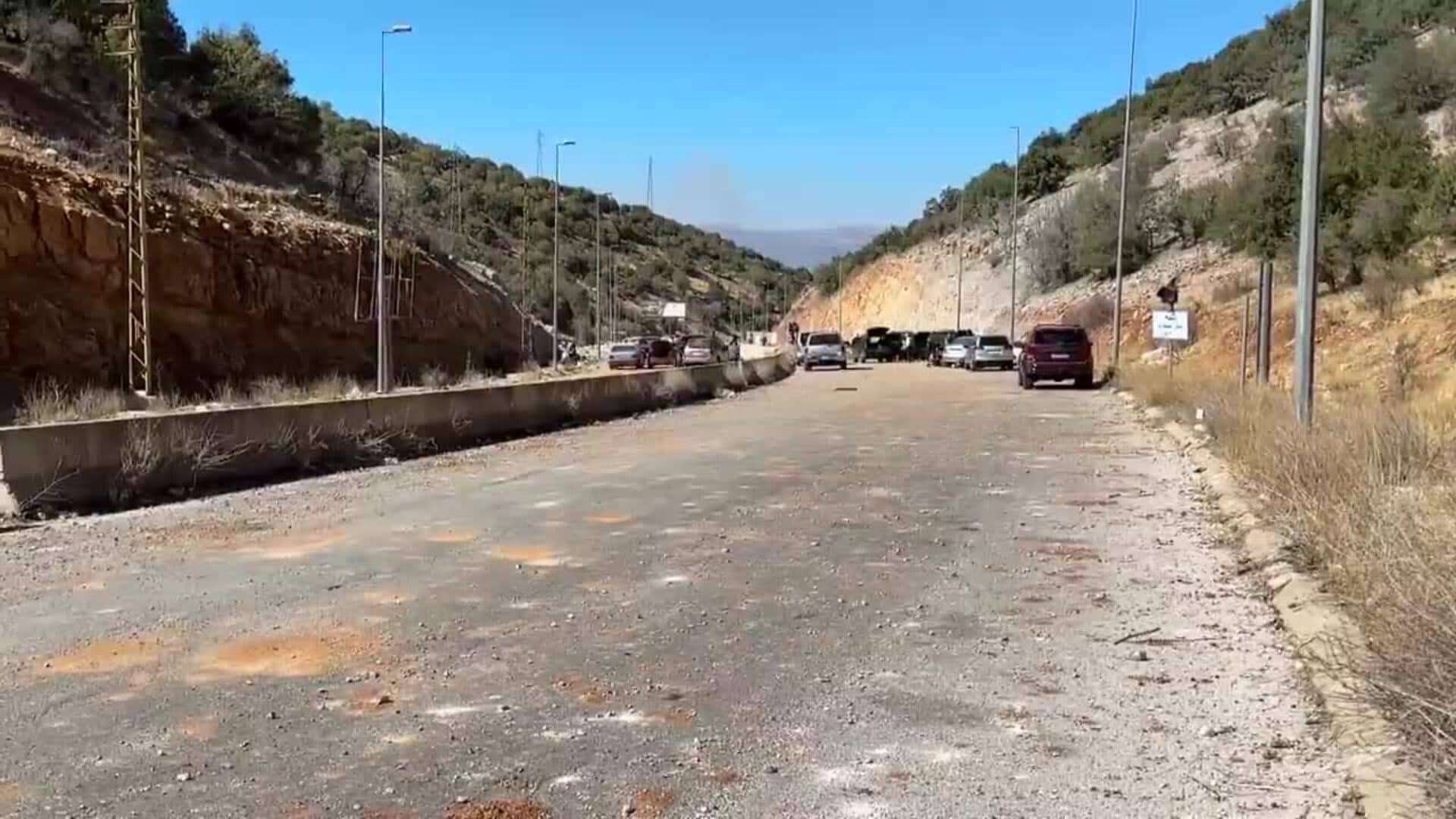 Desplazados cruzan a pie por el paso de Masnaa tras los daños de los ataques israelíes