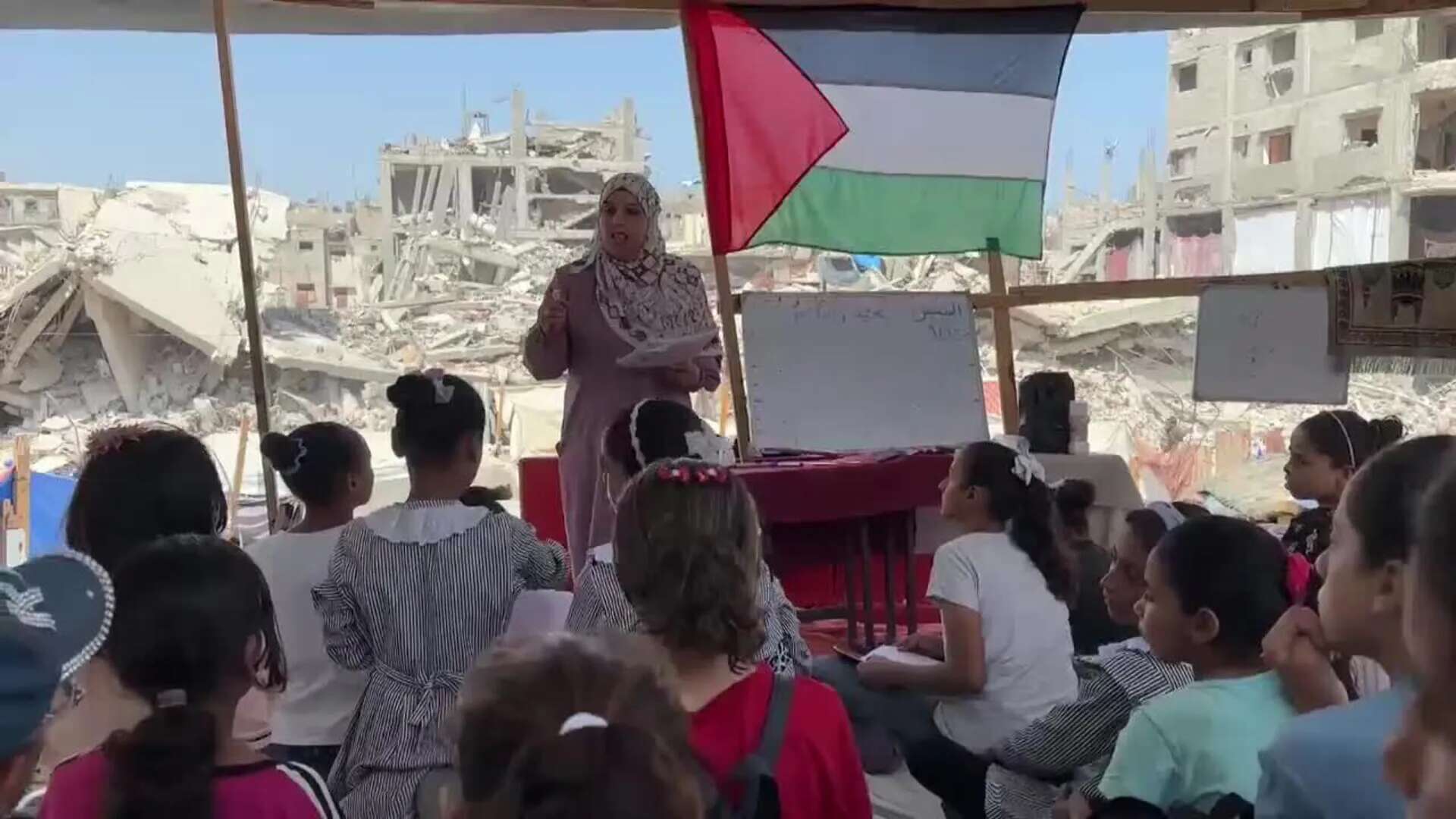 Docente palestina improvisa una aula sobre las ruinas de su casa en Gaza