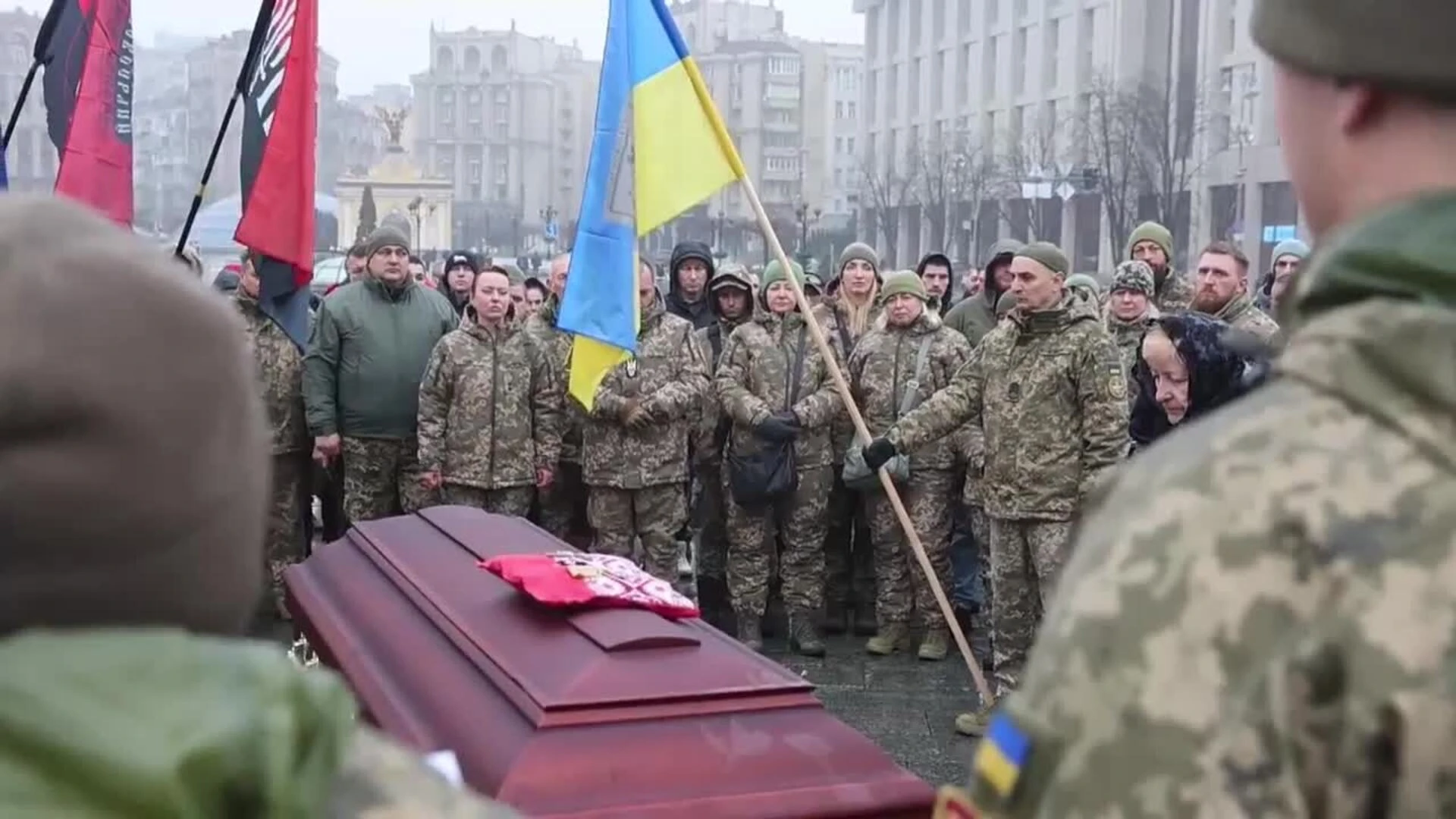 Compañeros y familiares del fallecido militar ucraniano Pavlo Vedybida se despiden de él en una ceremonia en Kiev