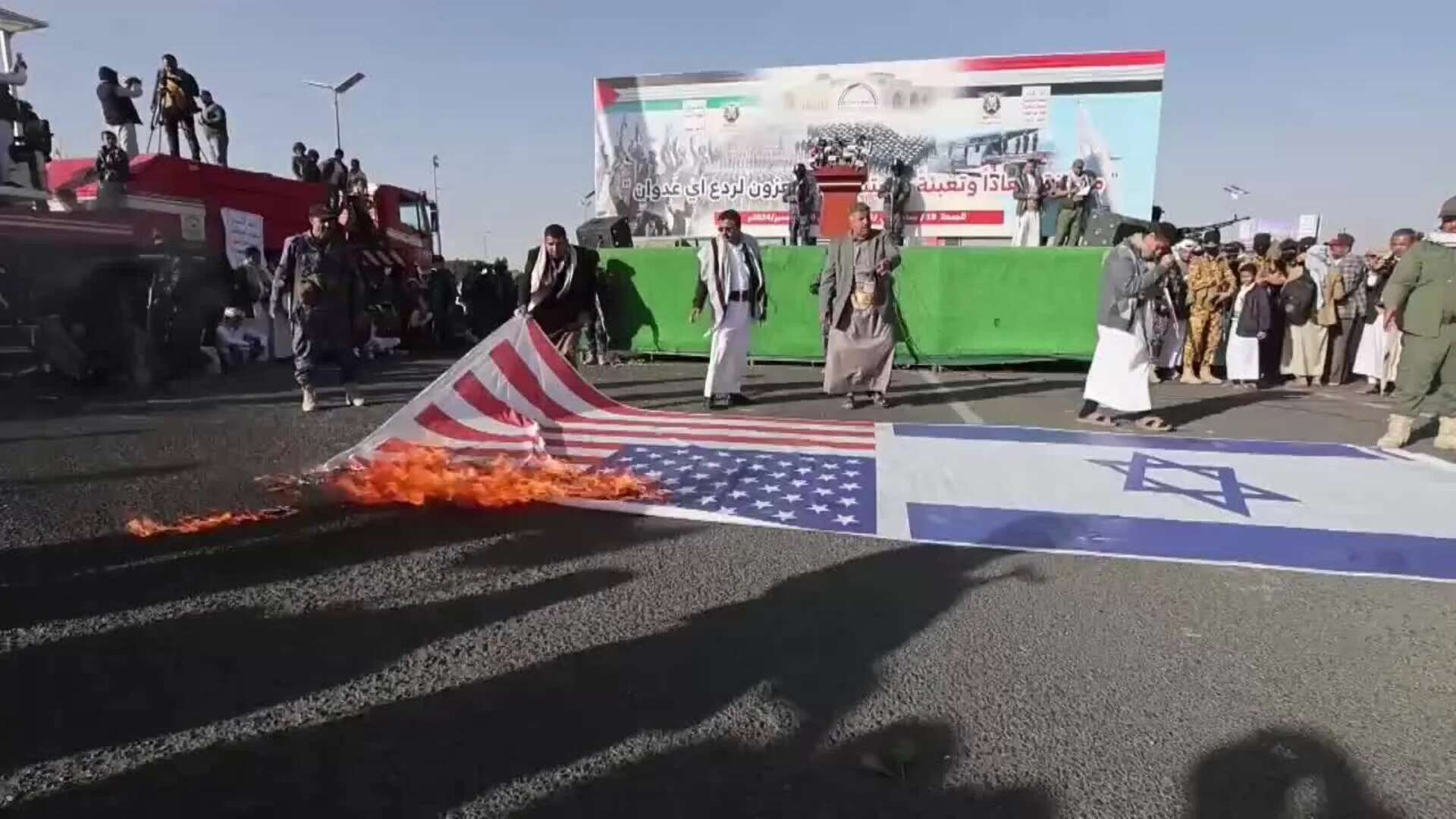 Queman banderas de EE. UU. e Israel durante protesta en Saná