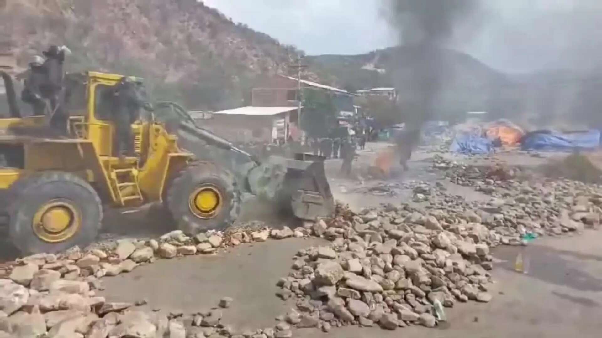 Enfrentamientos entre policía y seguidores de Evo Morales durante desbloqueo de carreteras en Bolivia