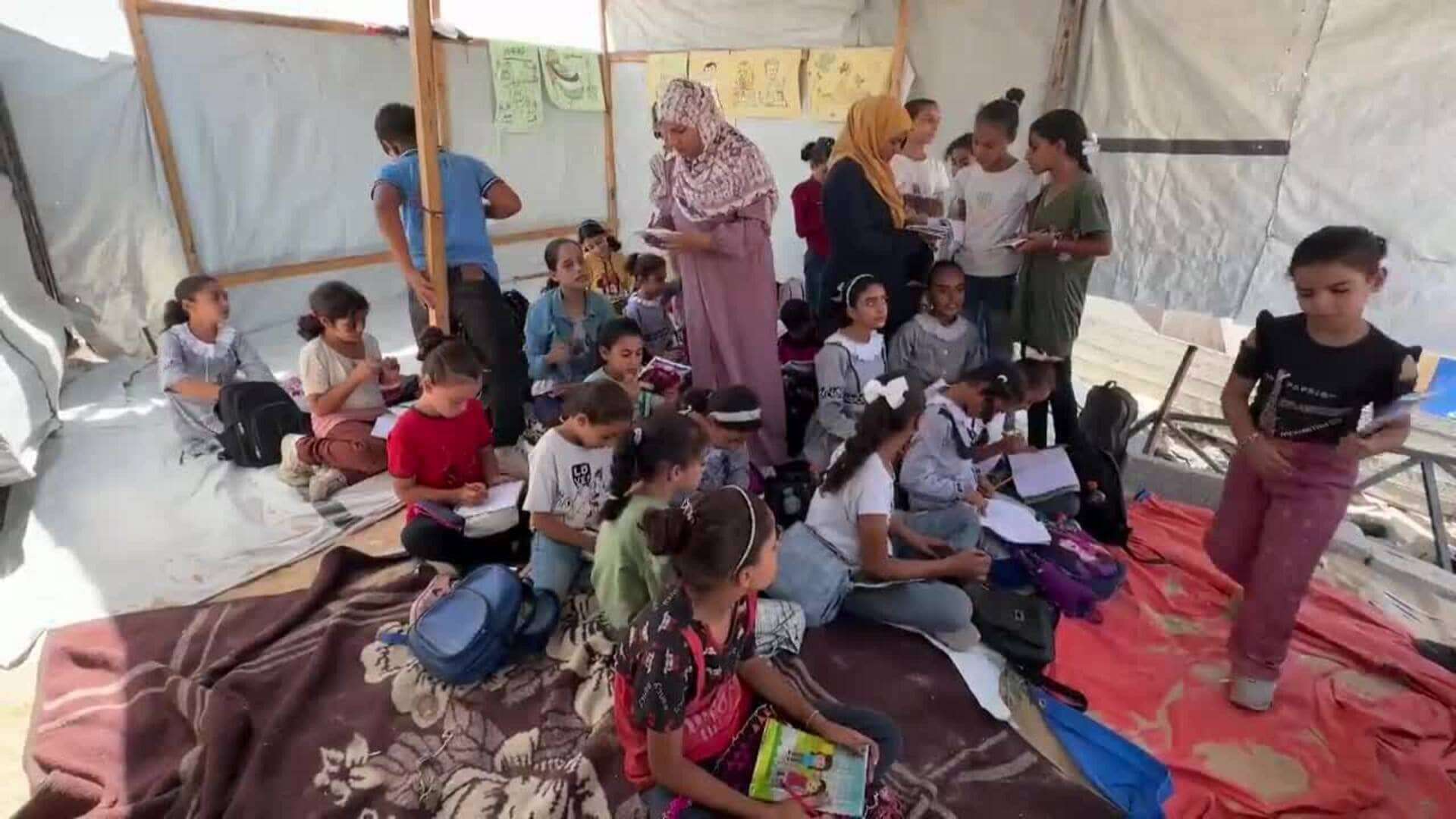 Profesora palestina imparte clases en una tienda de campaña tras perder su casa en Gaza