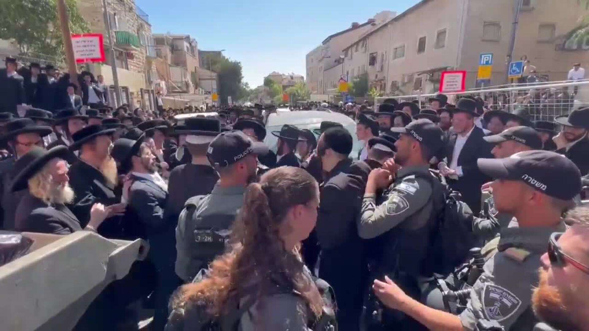 Una multitud de judíos ultraortodoxos protesta en Jerusalén contra el reclutamiento militar