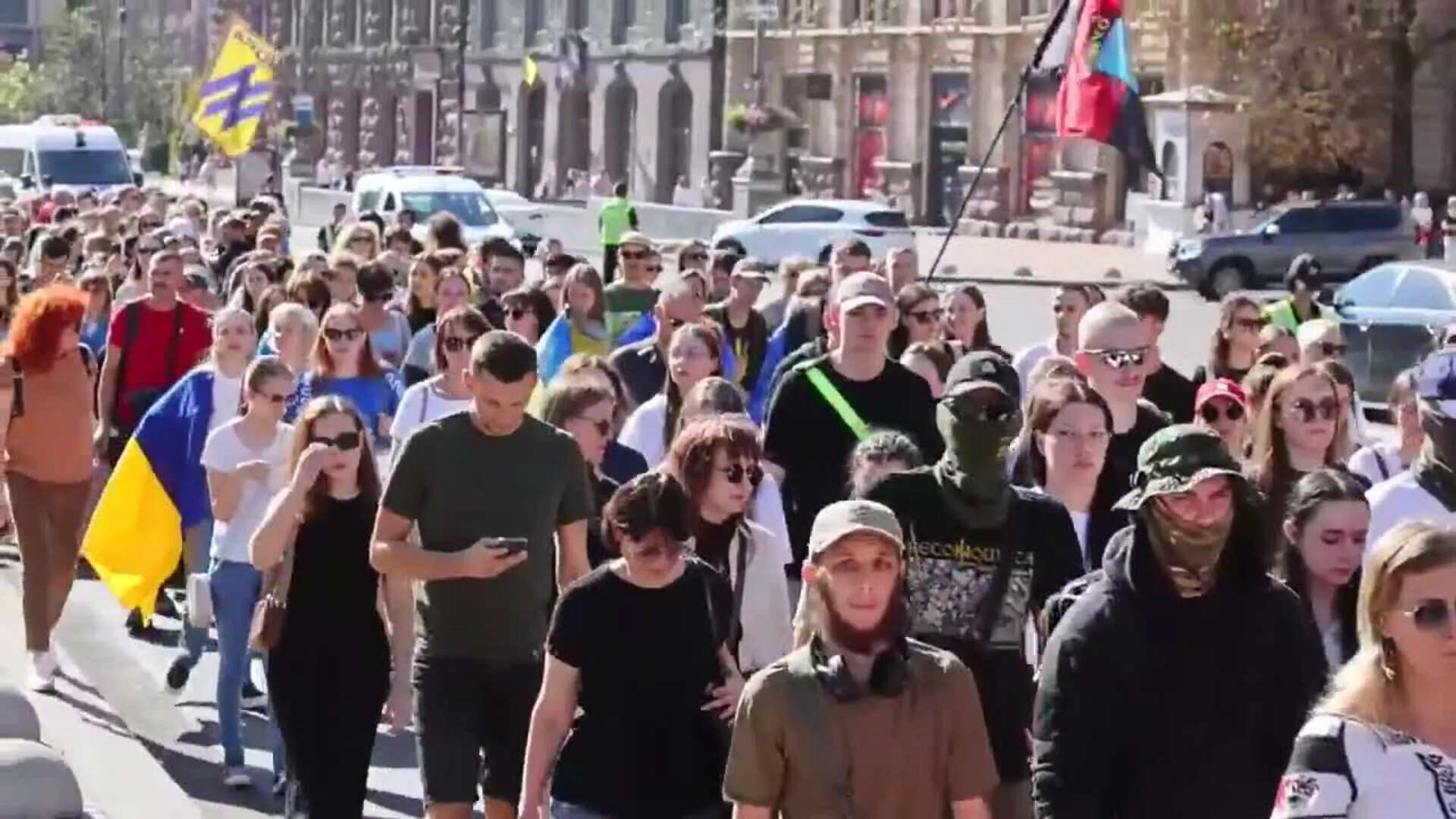 Ucrania rinde homenaje a los defensores caídos con una marcha en Kiev