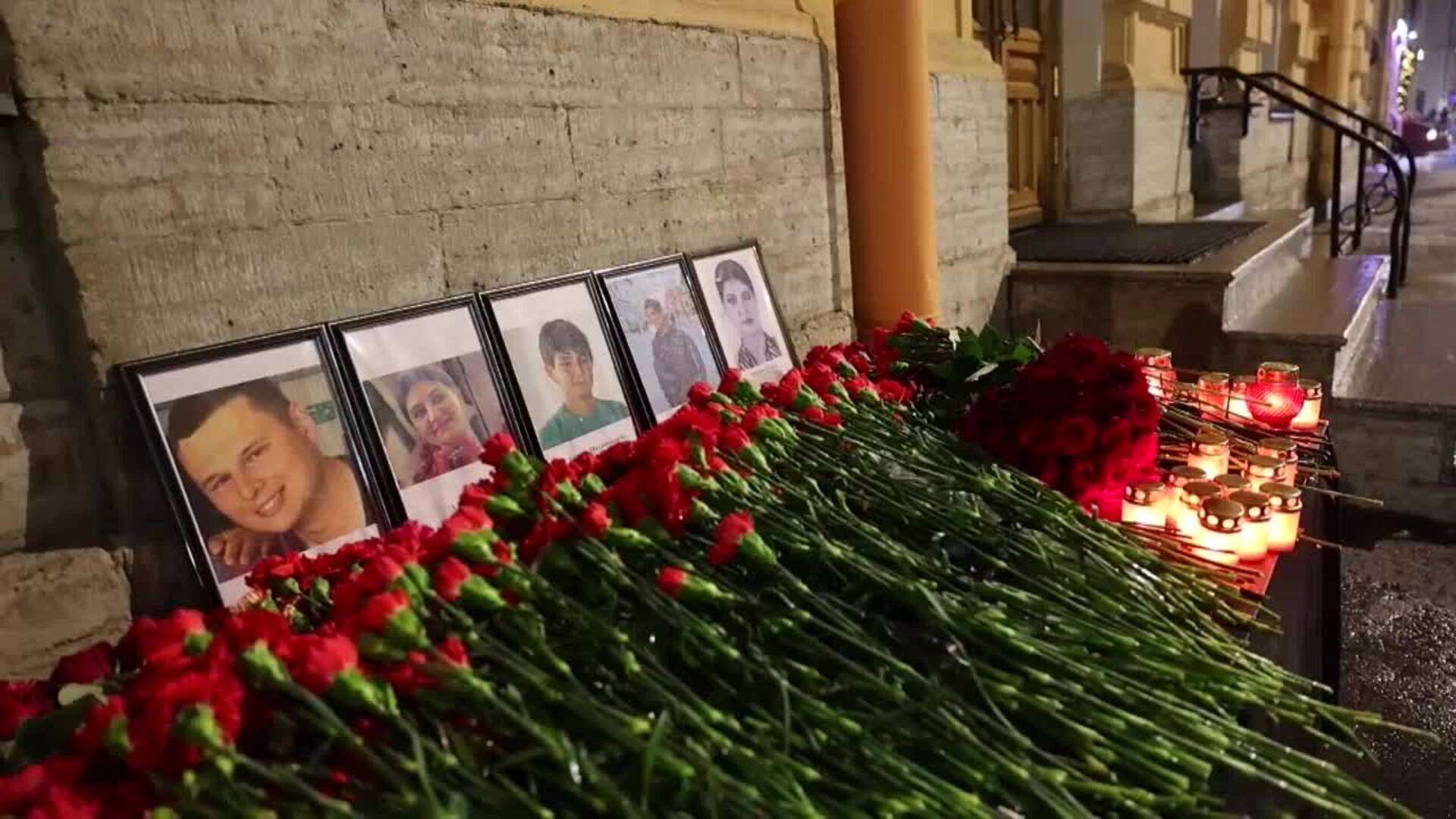 Flores y retratos en San Petersburgo por los fallecidos del vuelo de Azerbaiyán Airlines