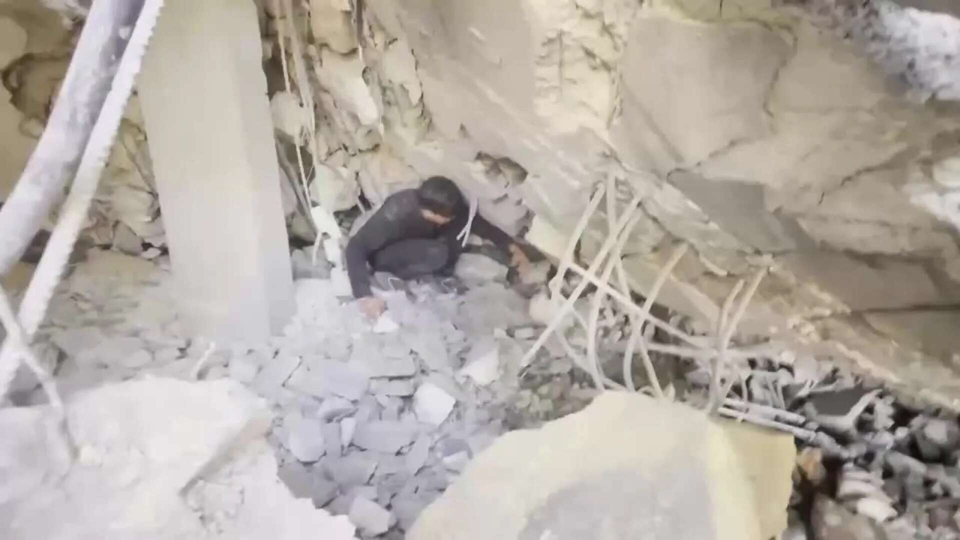 Palestinos buscan supervivientes entre los escombros de una casa bombardeada en Deir al Balah