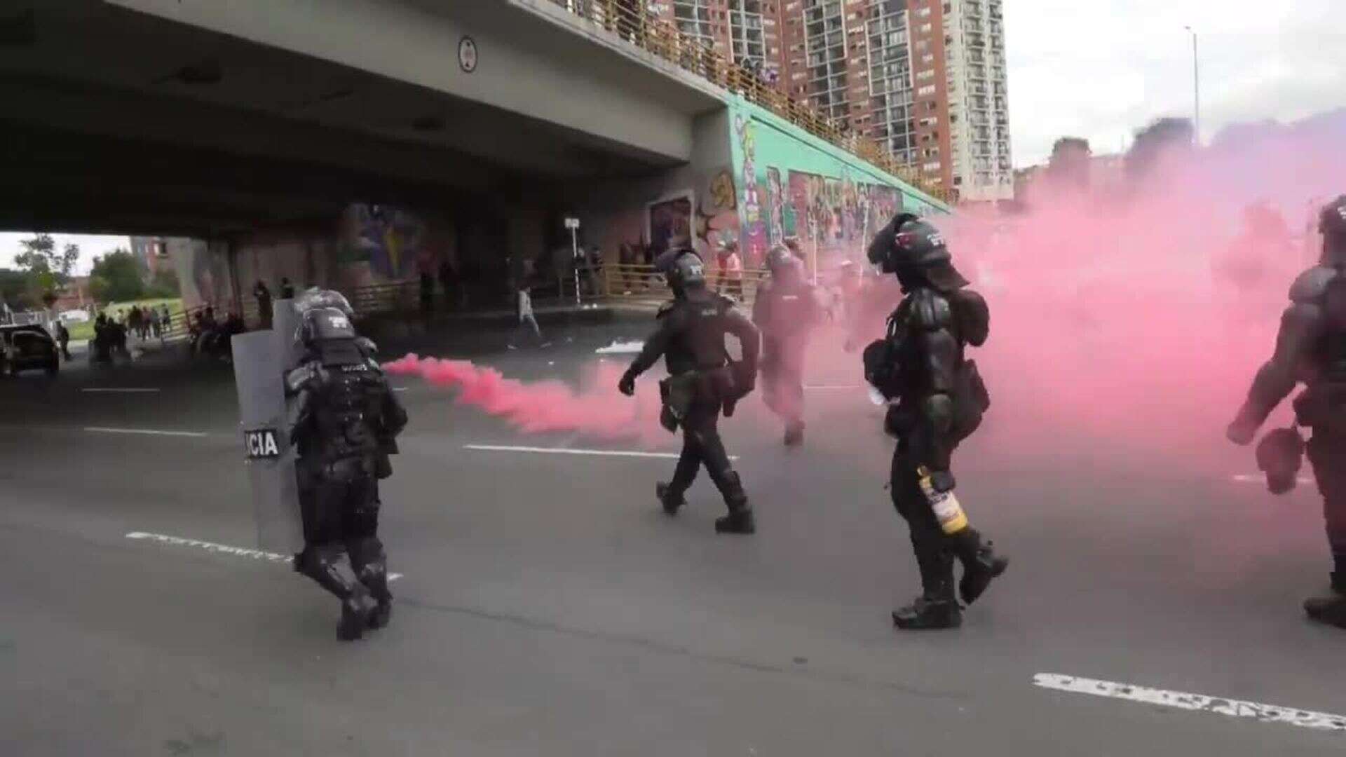 Inicia operativo policial para despejar vías bloqueadas en cuarto día de paro camionero en Colombia