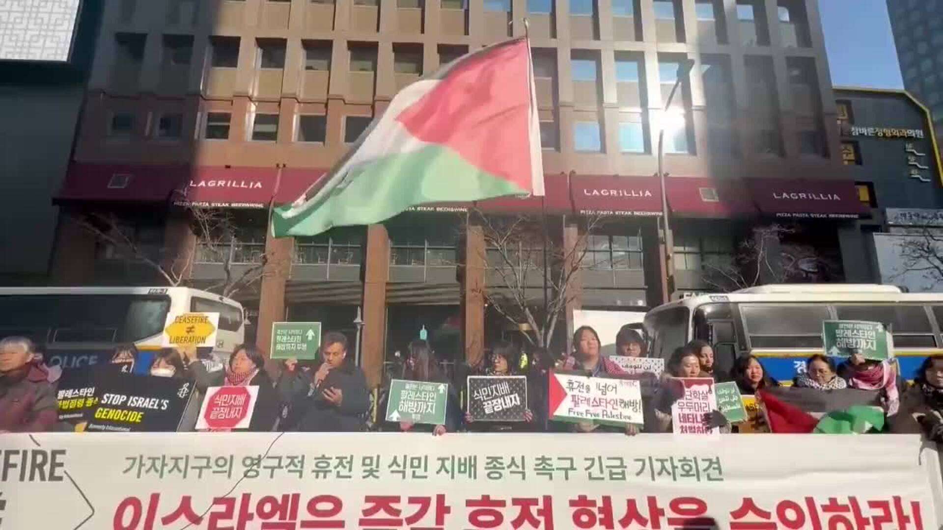 Miembros de Action4Palestine Korea se concentran frente a la Embajada de Israel en Seúl