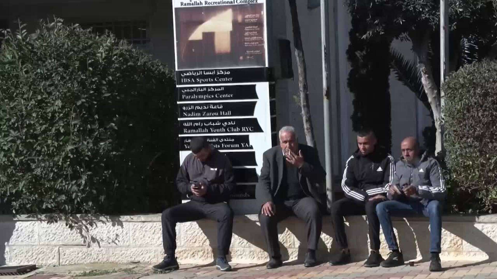 Familiares de prisiones palestinos esperan a reencontrarse con ellos tras su liberación