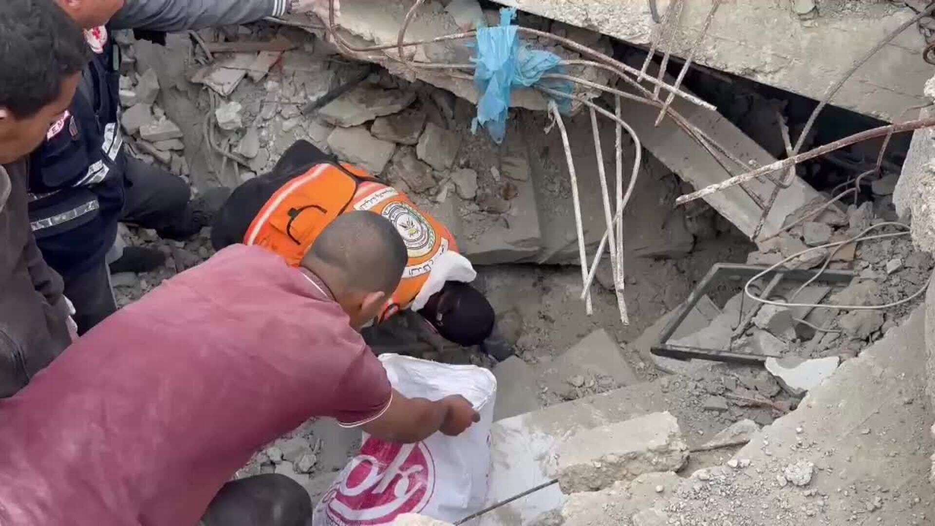 Tras 15 meses de guerra, los palestinos continúan buscando a sus muertos entre los escombros