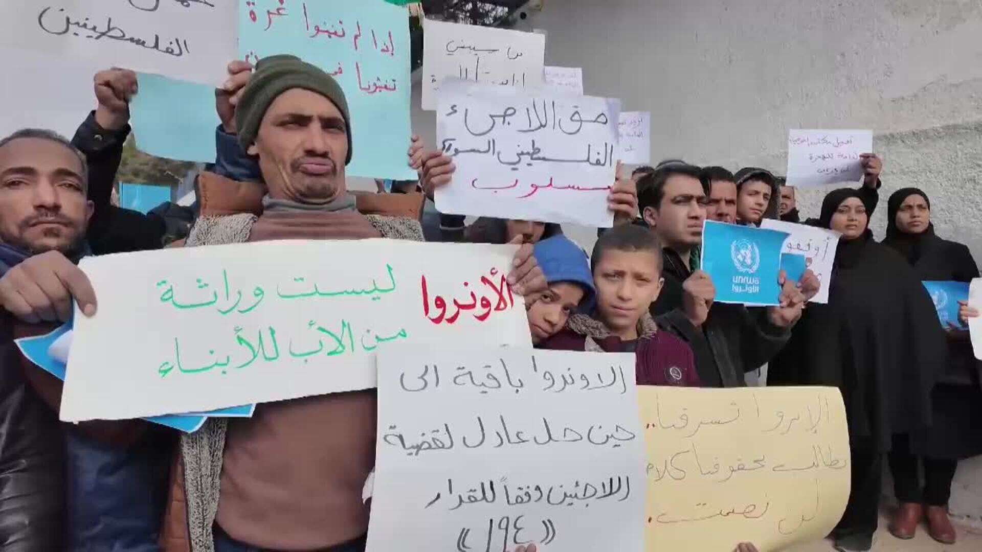 Refugiados palestinos protestantes en Damasco para pedir ayudas