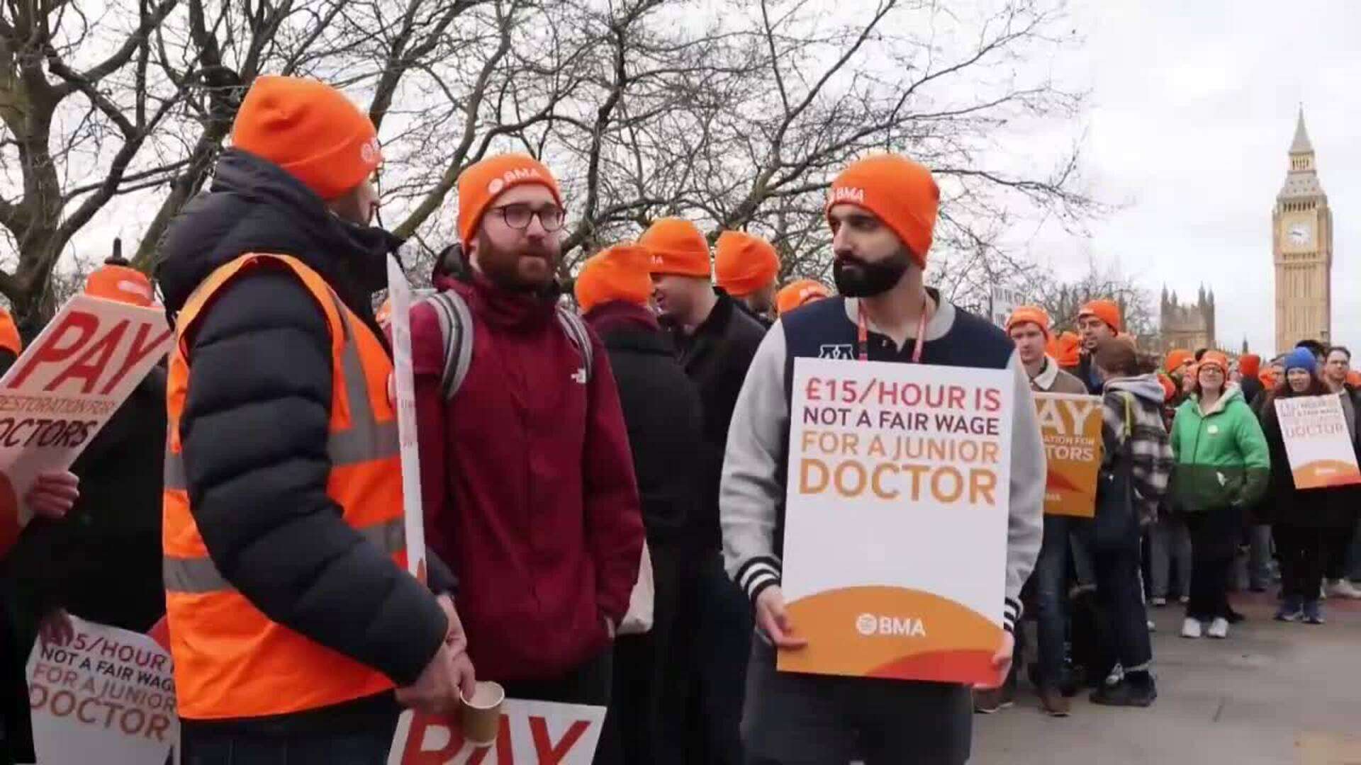 Médicos en formación se manifiestan en Londres para pedir mejores condiciones laborales